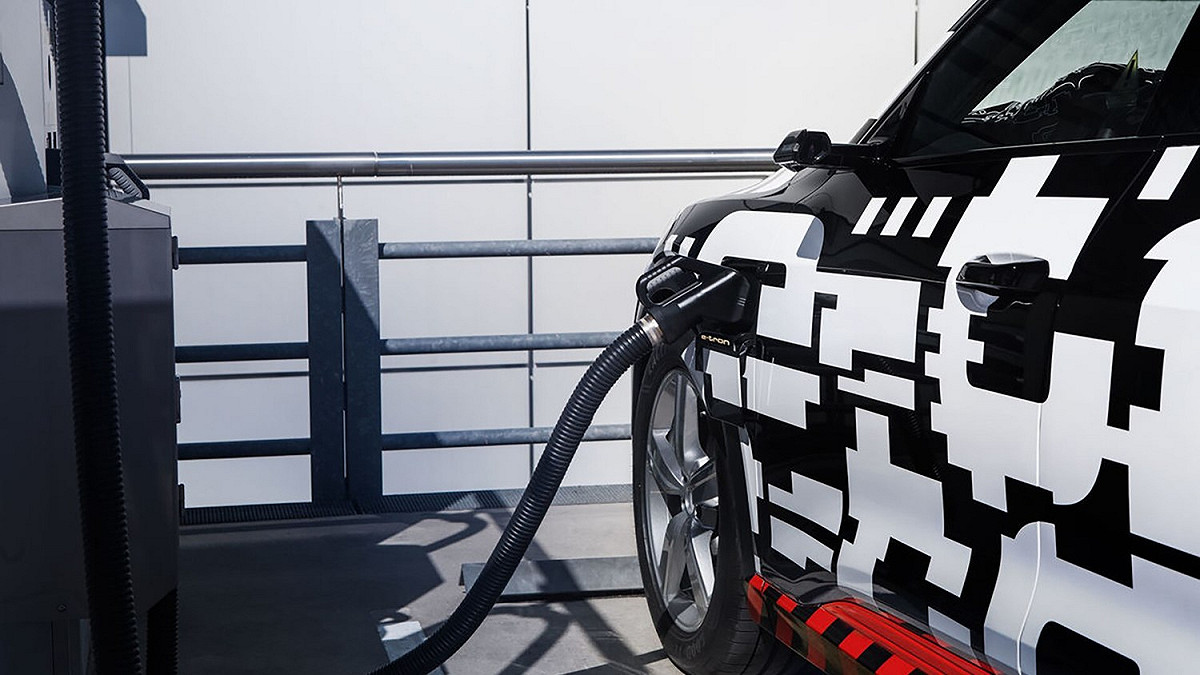 知名車廠Audi與能源公司Arcadia合作，為預購電動車的美國車主提供免費太陽能充電服務。圖為電動車充電示意圖。 圖：取自Audi 官網