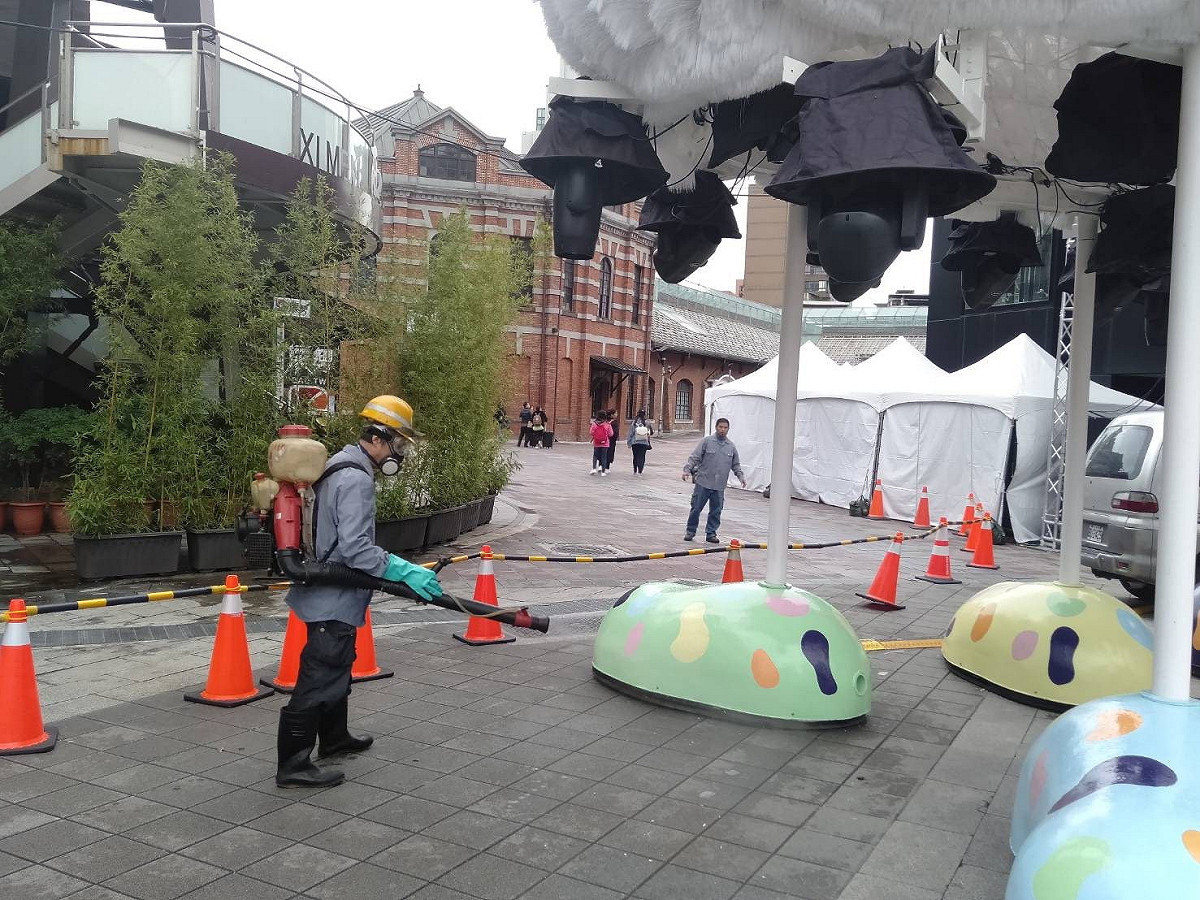 北市府今日針對2020台北燈節西門主燈區域與各大景點進行消毒作業。 圖：台北觀傳局／提供