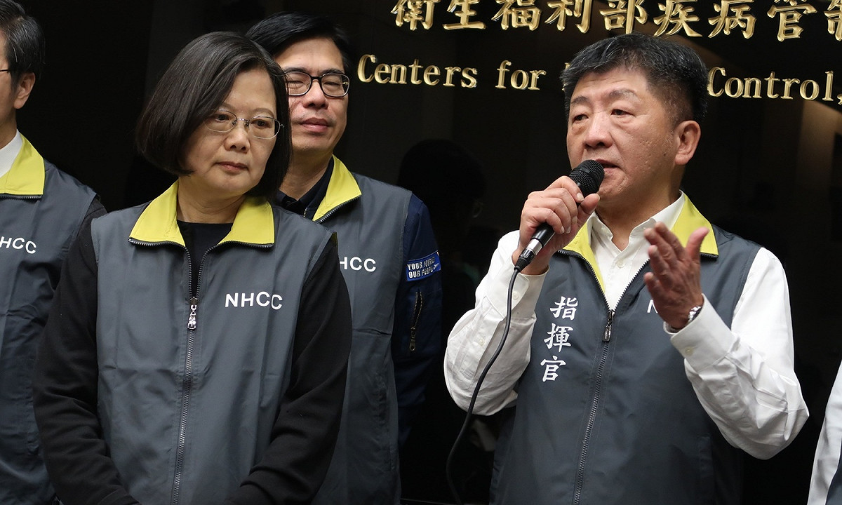 總統蔡英文與衛福部長陳時中（右）。 圖：林朝億/攝