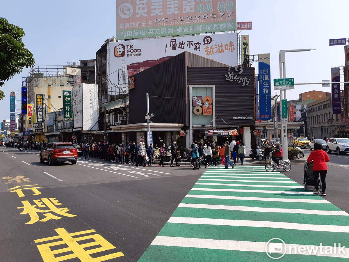 排隊民眾把整個中山路、新榮路、北榮街、林森西路街區包圍起來。 圖：蔡坤龍／攝