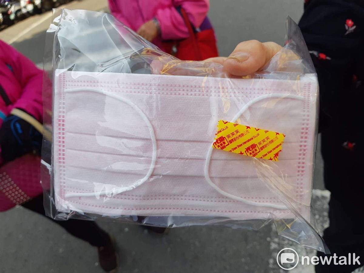 大排長龍後拿到口罩的民眾表示很值得。 圖：蔡坤龍／攝（資料照）