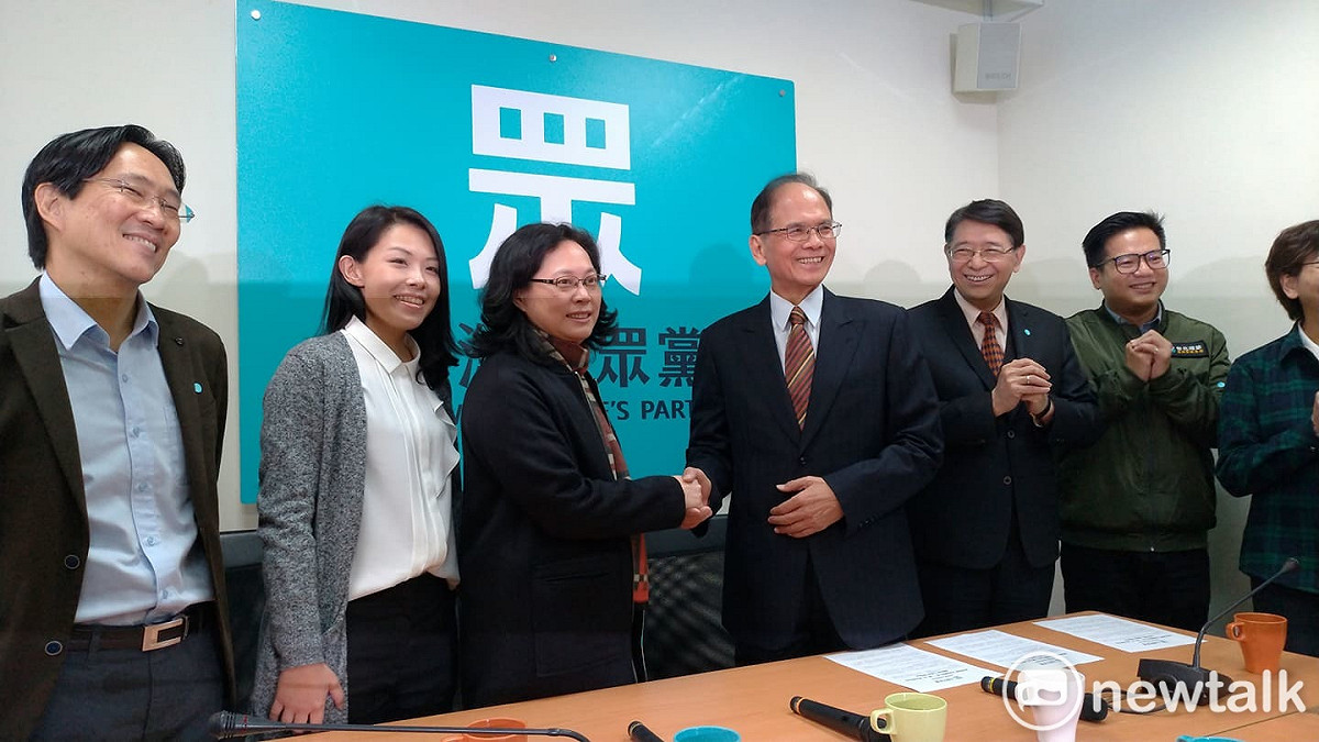 游錫堃與賴香伶握手。 圖:陳佩君/攝