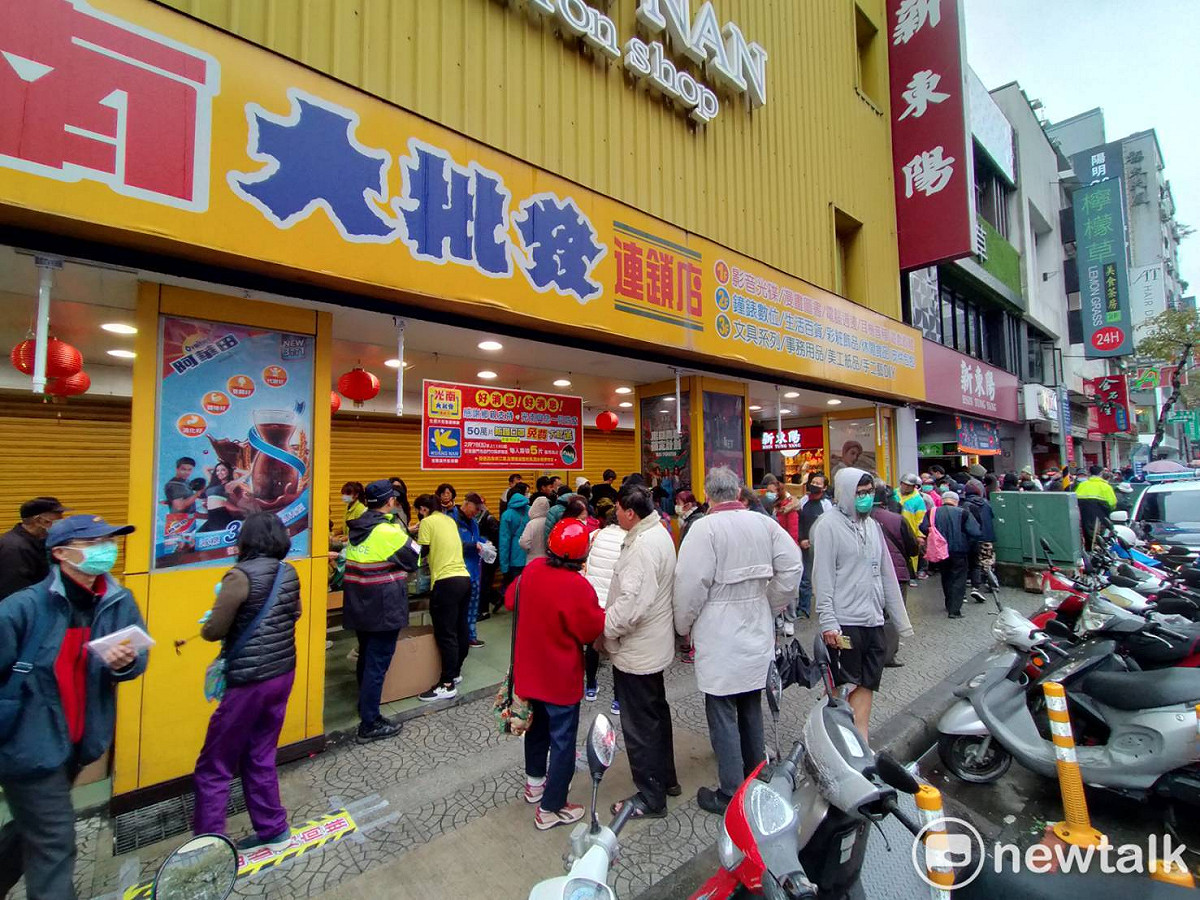 光南大批發送免費口罩，桃園店前擠滿民眾排隊領取。 圖：林昀真／攝