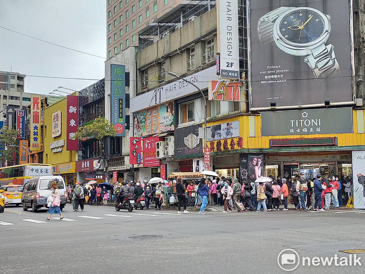光南大批發送免費口罩，長長人龍繞著市區街道排隊。 圖：林昀真／攝