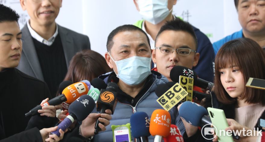 侯友宜說，他戴口罩的作法一直都是配合中央的規定，「一切按照中央的指令來做。」 圖：林昀真/攝