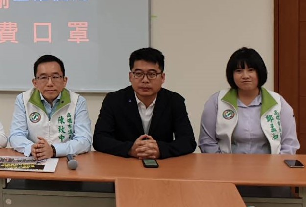 高雄市議員邱俊憲（中）諷韓國瑜可能是高雄防疫的最大漏洞。 圖：民進黨高雄市議會黨團／提供