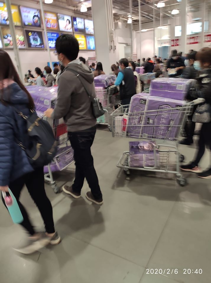 網友於臉書社團PO出衛生紙搶購潮照片。 圖：翻攝自Costco好市多 商品經驗老實說社團（Bia Yao／攝）