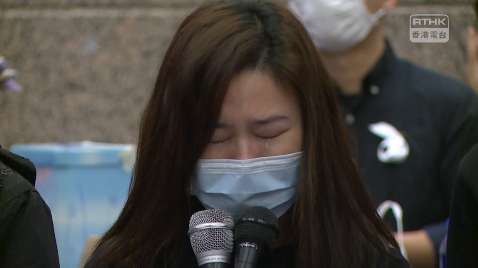 香港醫護工會醫管局員工陣線今（6）日投票決定，暫時擱置罷工，醫管陣線主席余慧明一度感觸落淚。 圖：翻攝RTHK NEWS臉書