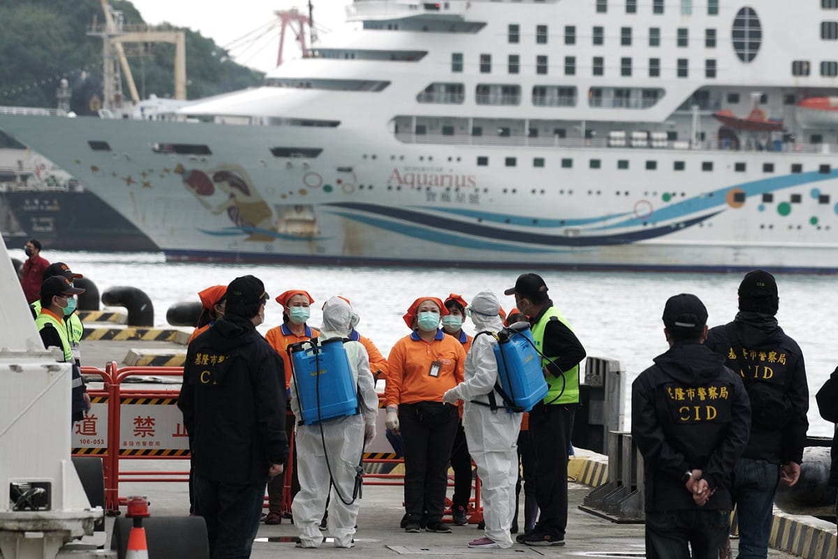 陳時中上午與防疫人員一同登船檢疫，他說目前無旅客發燒，但還要再驗一次。 圖：張良一/攝