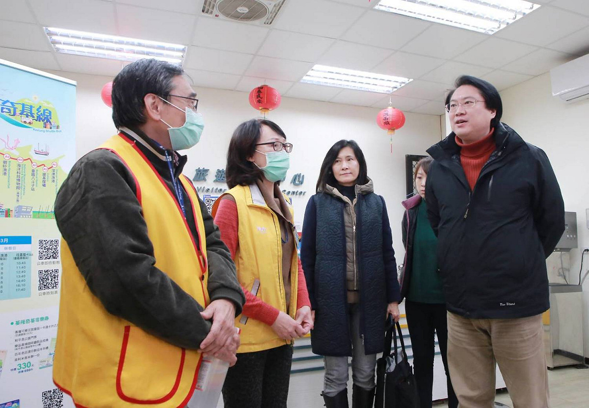 基隆市長林右昌今（8日）上午前往西岸旅遊服務中心慰問一線同仁。 圖： 基隆市政府提供