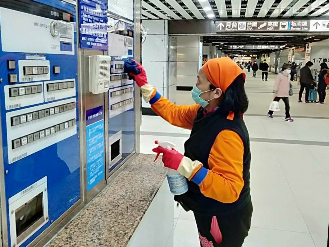 台鐵表示，台北站每日至少進行一次站體消毒，第一線員工也會供給口罩等防疫物資。 圖：台鐵／提供