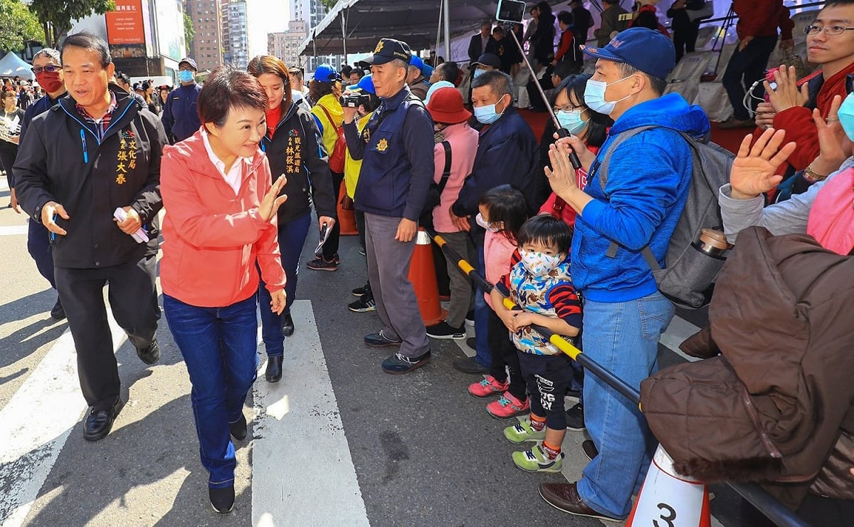 台中市草悟道上午舉行開幕踩街活動，林佳龍和台中市長盧秀燕等人都出席。 圖：翻攝自盧秀燕臉書