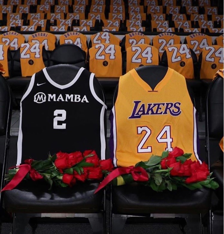 Gianna生前在校隊的球衣與Kobe在洛杉磯湖人隊效力的球衣。 圖：翻攝自Vanessa Bryant的 IG