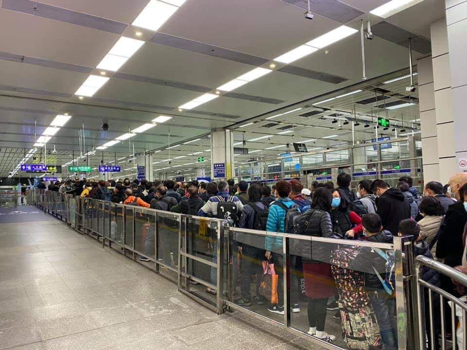 赴港通關出現排隊人潮。 圖：翻攝自「華爾街狠人」臉書