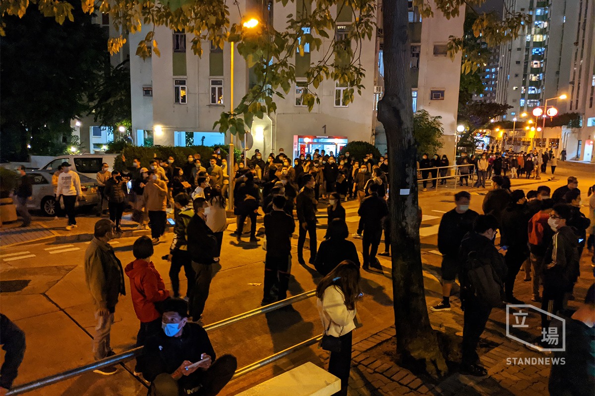 香港民眾連夜排隊購買口罩。 圖：翻攝自香港「立場新聞」