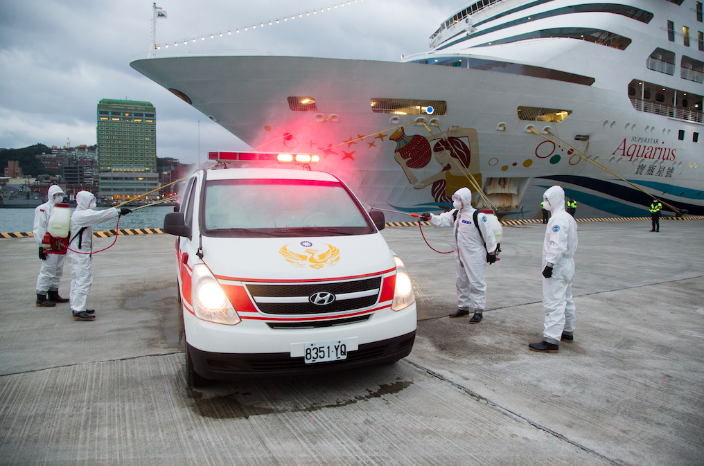 陸軍33化學兵群官兵為麗星郵輪「寶瓶星號」旅客搭乘的救護車輛實施消毒。 圖：林朝億攝