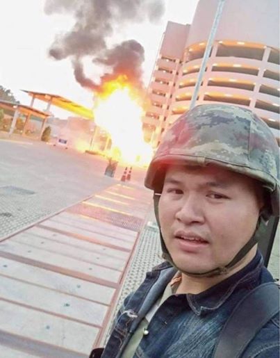 這名軍人逃出軍營後一路射殺平民，他還透過臉書直播整個過程，並在晚間約7時20分上傳自己和槍枝的合照寫著「我累了」。 圖：翻攝自Khaosod English臉書