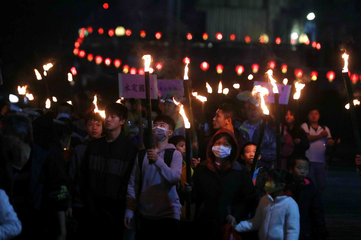 石碇民眾夜間歡喜踩街迎鼓仔燈的隊伍，非常熱鬧。 圖：新北市政府提供