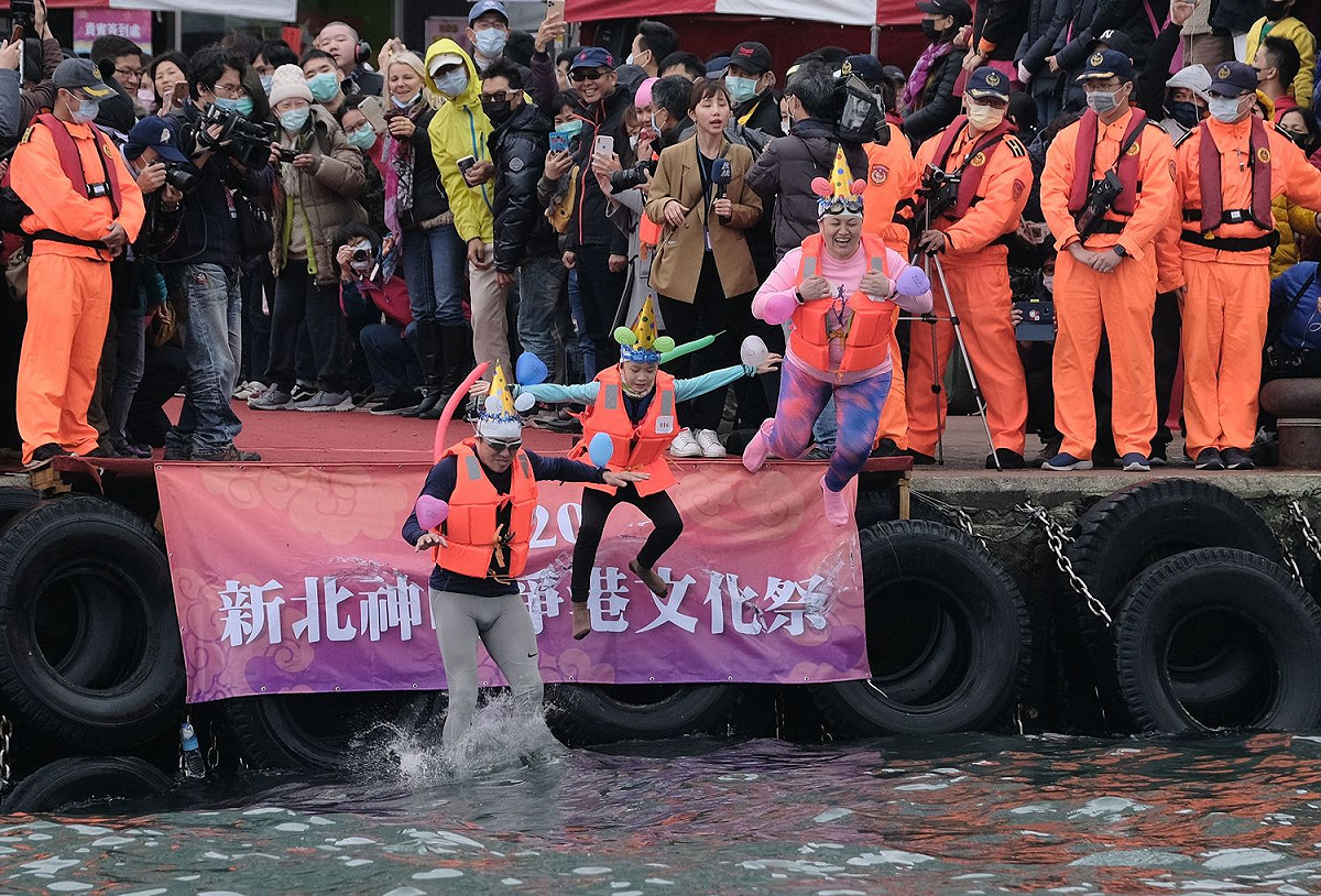 今年神明淨港鼓勵民眾以鼠年造型跳水，增添應景年味。  圖：新北市民政局提供