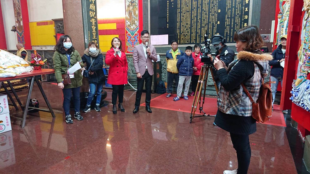 今年推出許多周邊活動，「好運擲筊大賽」等活動，都吸引滿滿人潮。 圖：新北市民政局提供