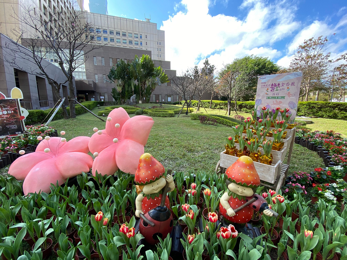 市府連通道附近設立了一個迷你花季打卡點。 圖：台北市工務局／提供