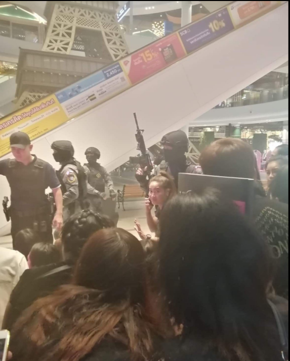 購物中心內，軍警協助民眾離開。 圖：翻攝自csdthai臉書