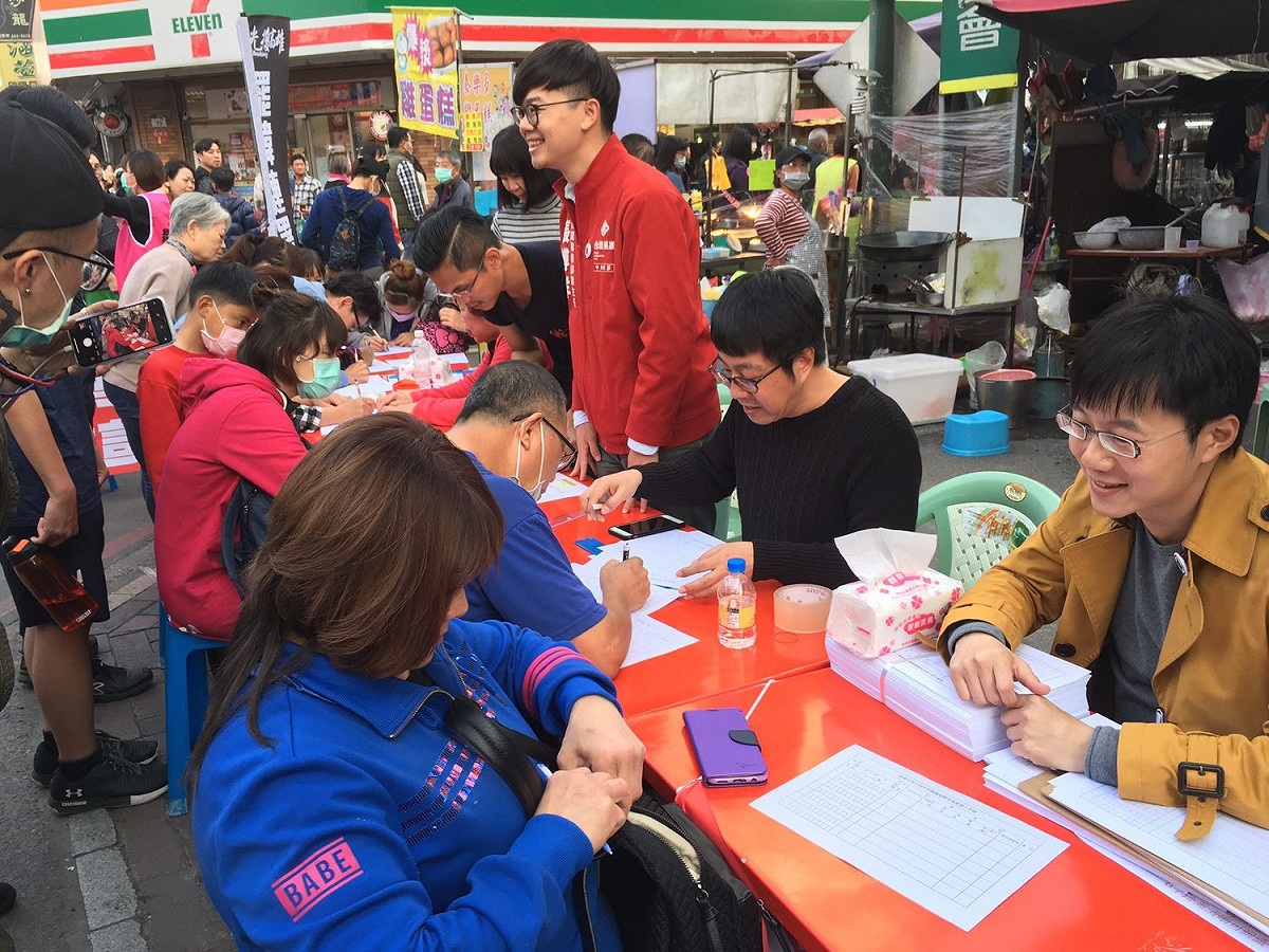 罷韓行動吸引不少高雄市民響應，第2週還沒結束連署就已經超過20萬份。 圖：翻攝自張博洋講Hak啦臉書（資料照）