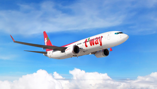 德威航空TW667航班傳機上火警，後發現是旅客充電器冒煙，虛驚一場。 圖：翻攝自德威航空官網