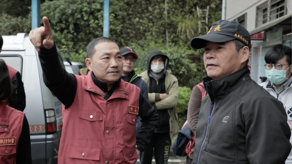 新北市長侯友宜今 (9) 天視察烏來老街，關心武漢肺炎疫情對商家生意的影響，並籲共體時艱，全力防疫。 圖：新北市政府/提供