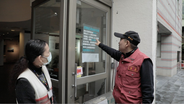 侯友宜也到各衛生所視察口罩實名制販售情形，他表示，新北市烏來、平溪、貢寮、坪林4個偏鄉地區無健保特約藥局，市府已經協調衛生所彈性上班時間，讓民眾購買方便。 圖：新北市政府/提供