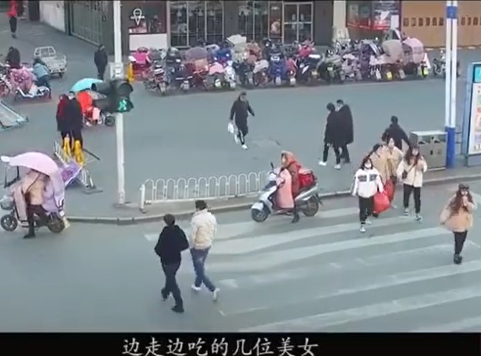這幾名少女從一開始從容地過馬路，到後來出現小跑步的步伐。 圖：翻攝自Youtube