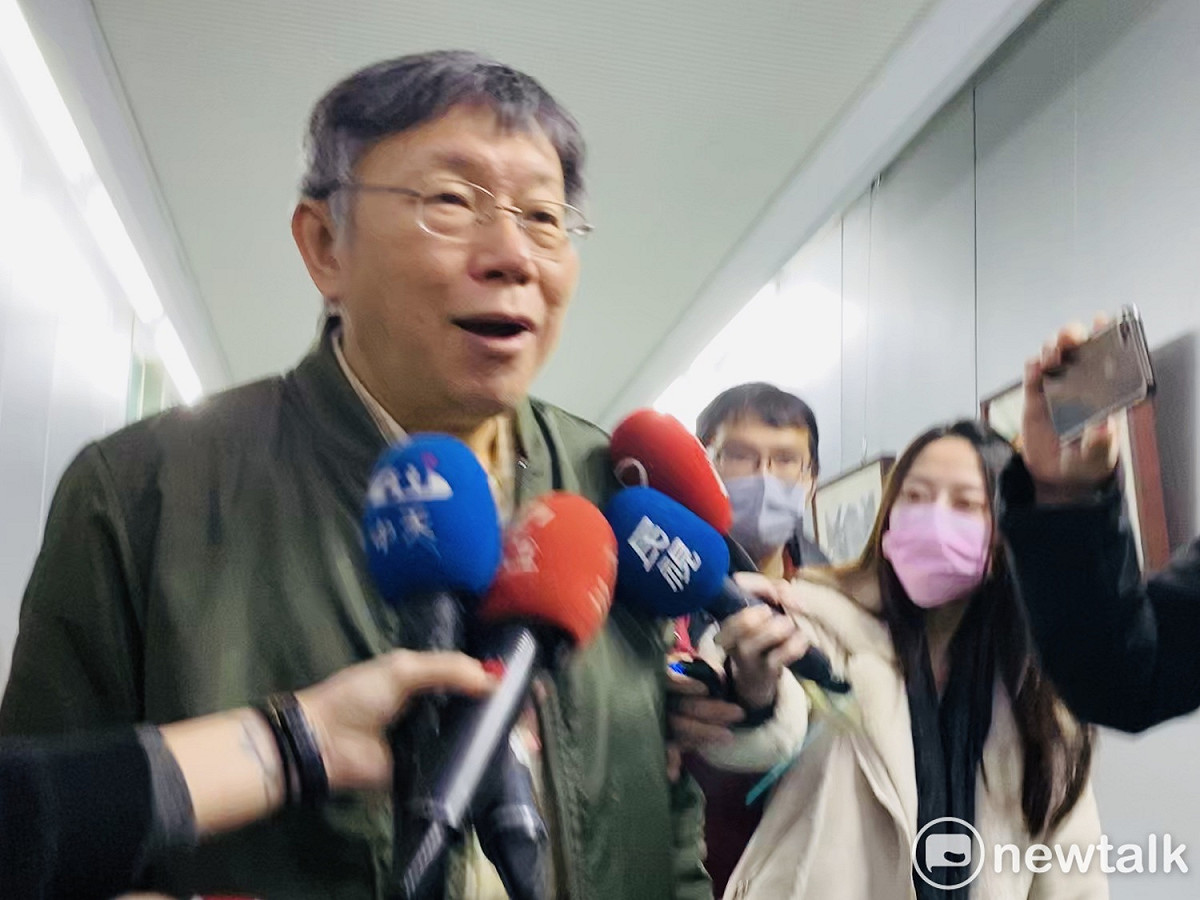 台北市長柯文哲爬完樓梯氣喘吁吁，面對媒體追問「學姊」任用爭議並未回應。 圖：周煊惠 ／攝