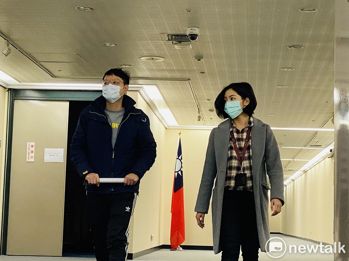 北市府副發言人戴于文（左）、黃瀞瑩（右）。 圖：周煊惠 ／攝