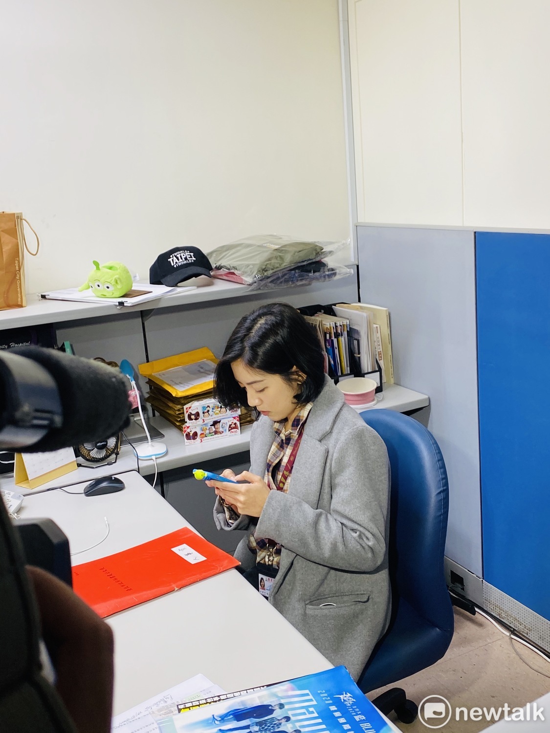 北市府副發言人「學姊」黃瀞瑩今日上工。 圖：周煊惠 ／攝