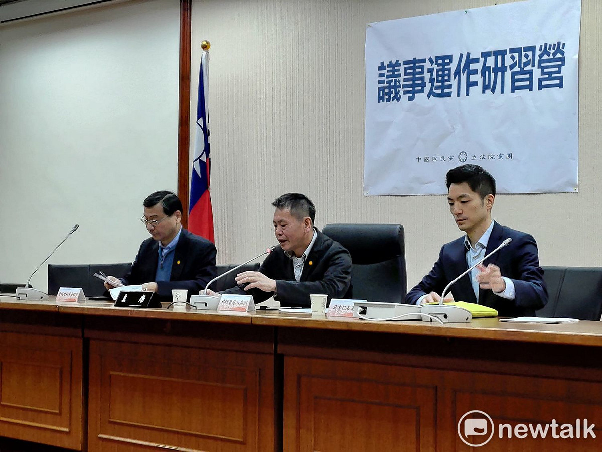 國民黨團總召林為洲（中）質疑民進黨推延開議。 圖：黃建豪/攝