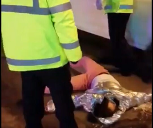 這名女子隨即昏死過去，最後被警方帶走。 圖：翻攝自Youtube