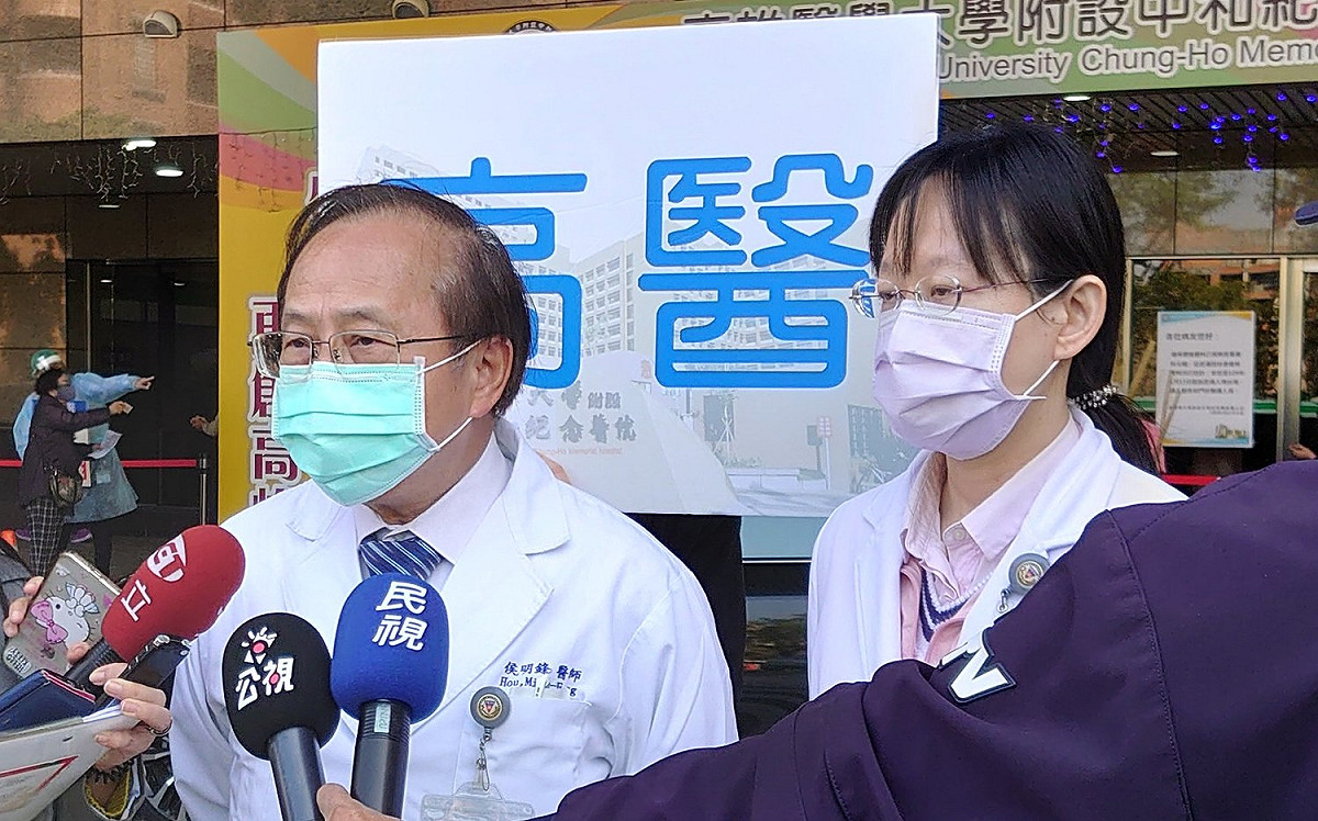 高醫院長侯明峰(左)說明基於人道立場跨海給藥的過程。 圖：高雄醫學大學附設中和紀念醫院/提供