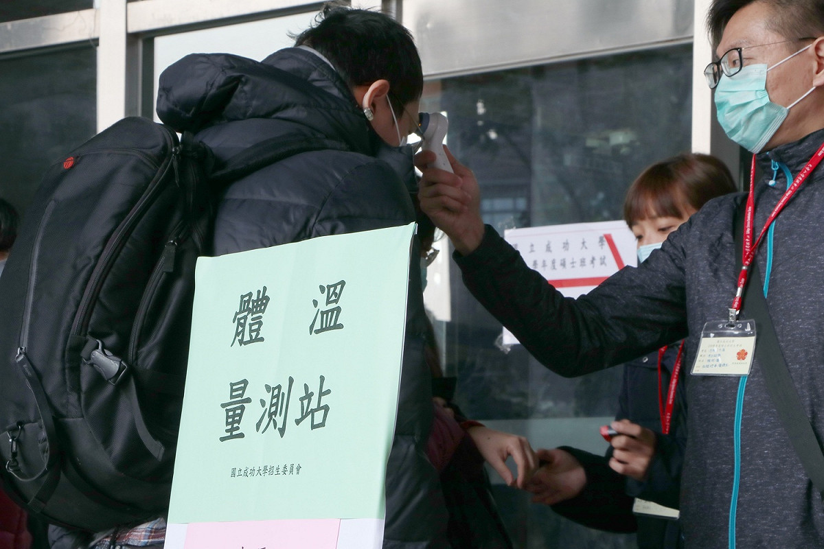 師生進入考場前，須先量測體溫。（示意圖） 圖 : 成大/提供（資料照）