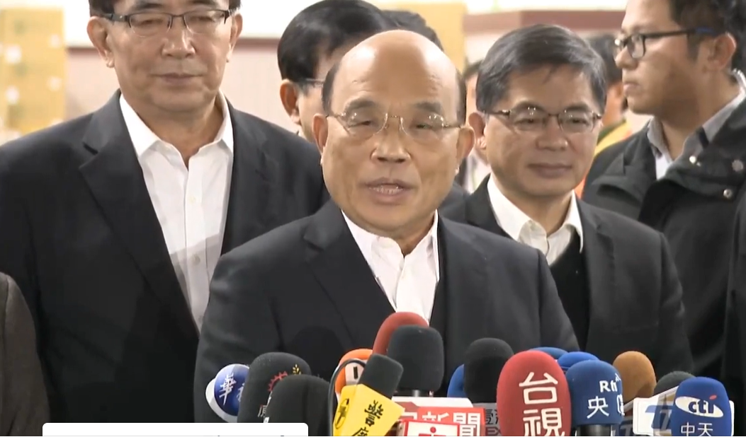行政院長蘇貞昌今（11）天上午到中華郵政公司防疫物流公司為作業同仁加油打氣前受訪。 圖：謝莉慧/攝