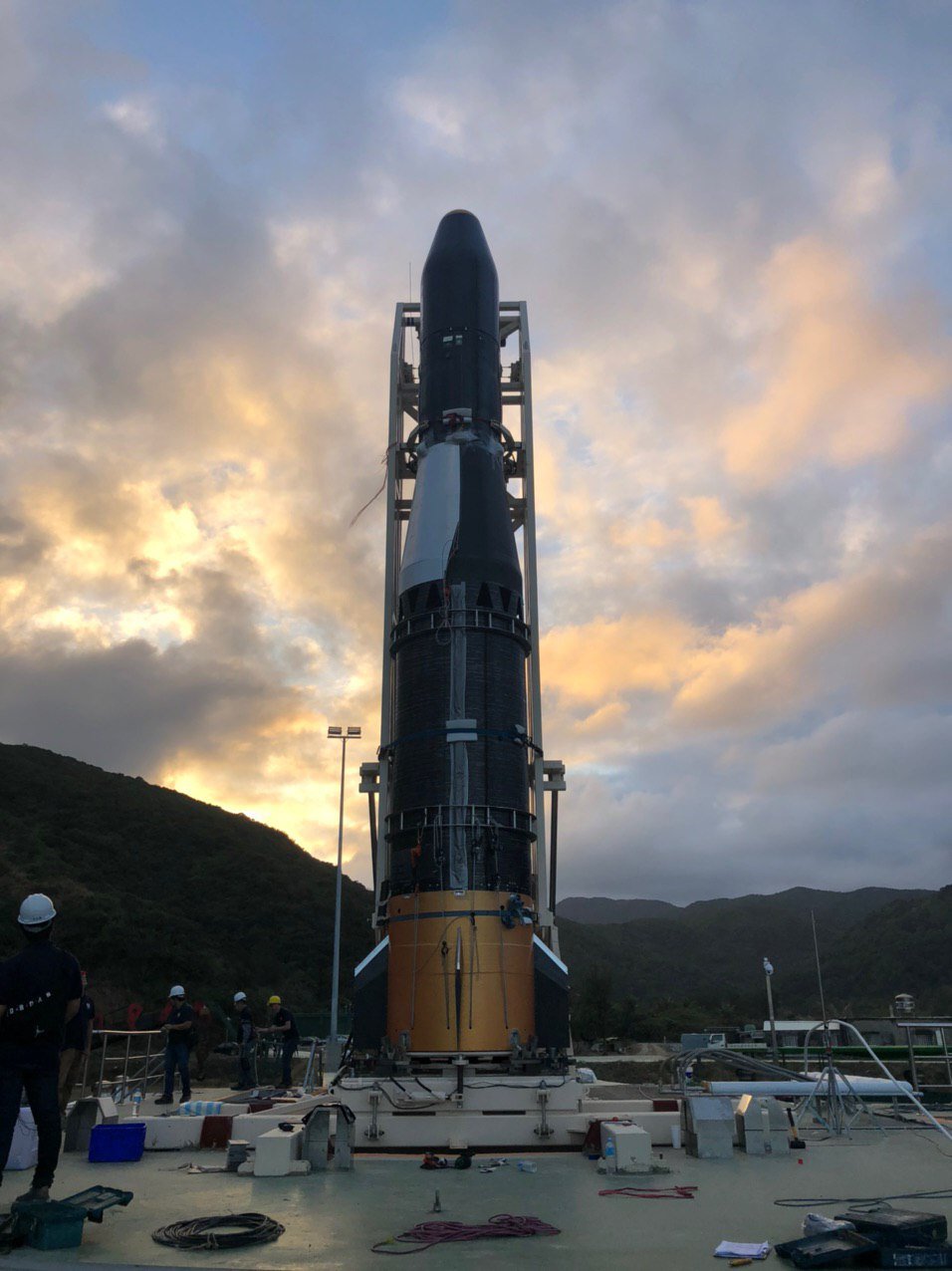 晉陞太空科技公司的火箭「飛鼠一號」（HAPITH-I）近照曝光，引來當地民眾注目。 圖：取自晉陞太空科技推特