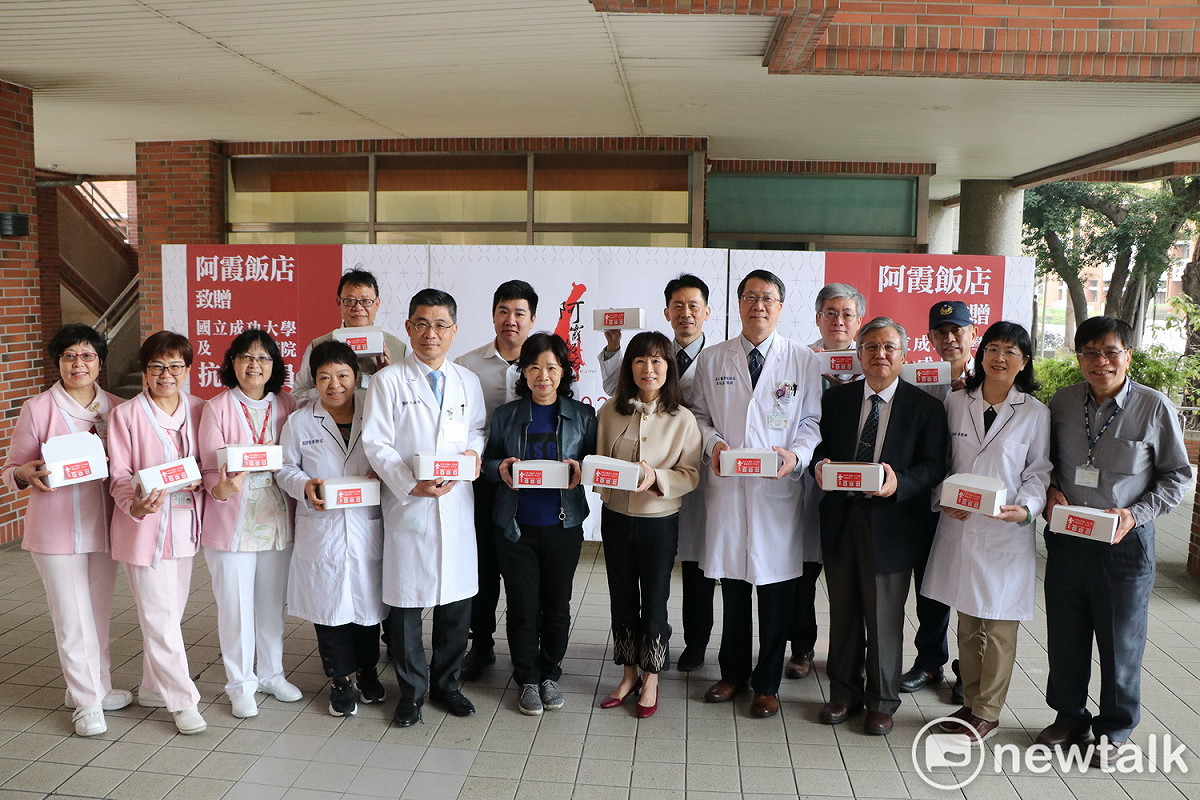阿霞飯店為感佩成大醫院醫護人員及校方防疫人員在防疫工作上的辛勞付出，特地準備米糕和甜粥，即日起分批送至成大，向抗疫與防疫人員表達感謝之意。 圖：黃博郎／攝