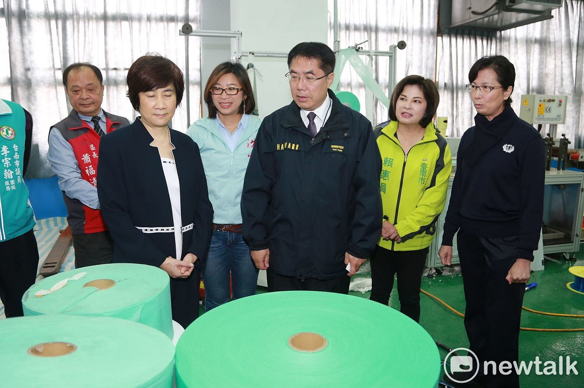 台南市長黃偉哲（中）視察口罩生產工廠。（資料照） 圖：黃博郎／攝