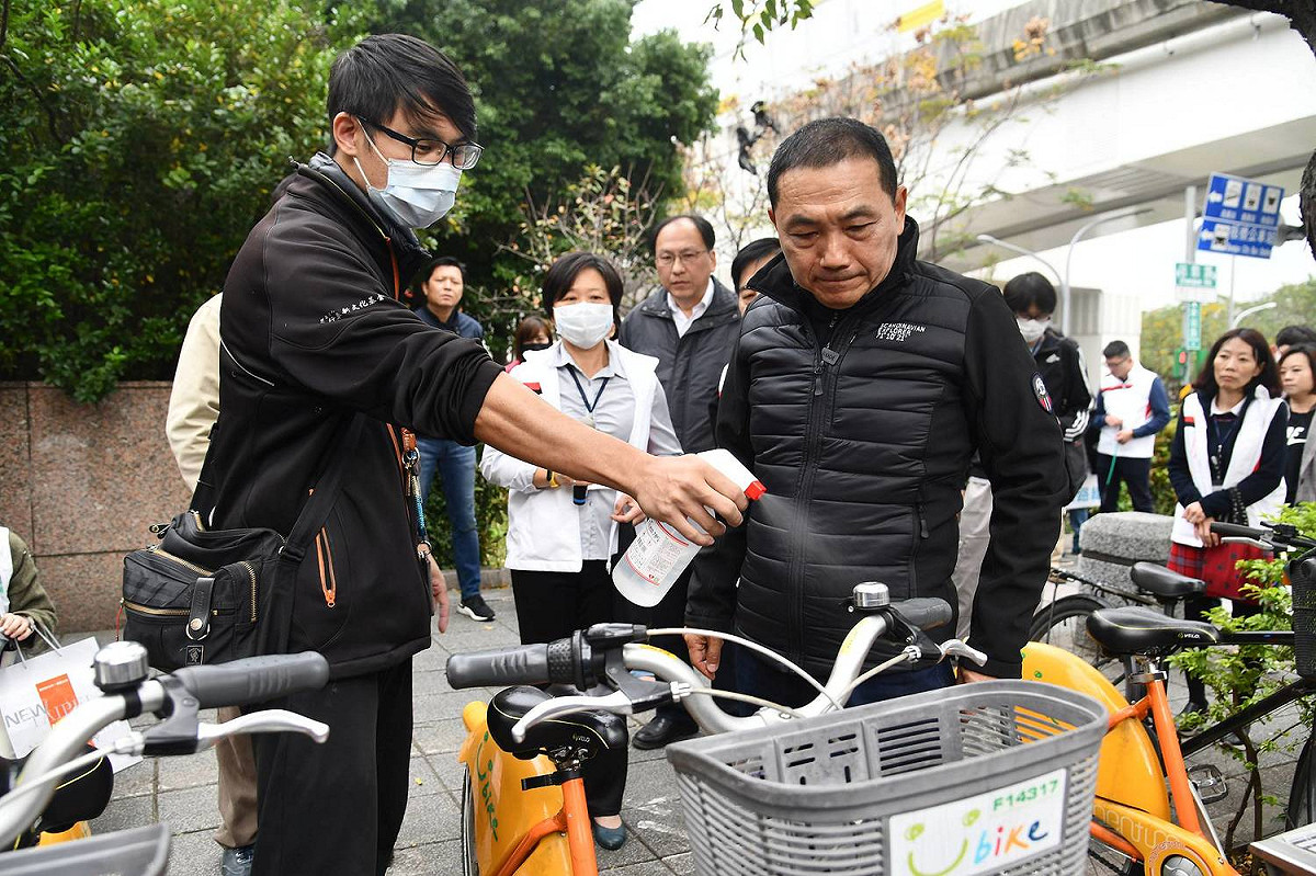 侯友宜要求務必加強youbike把手、座墊和鈴噹等酒精消毒。 圖：新北市政府／提供(資料照)