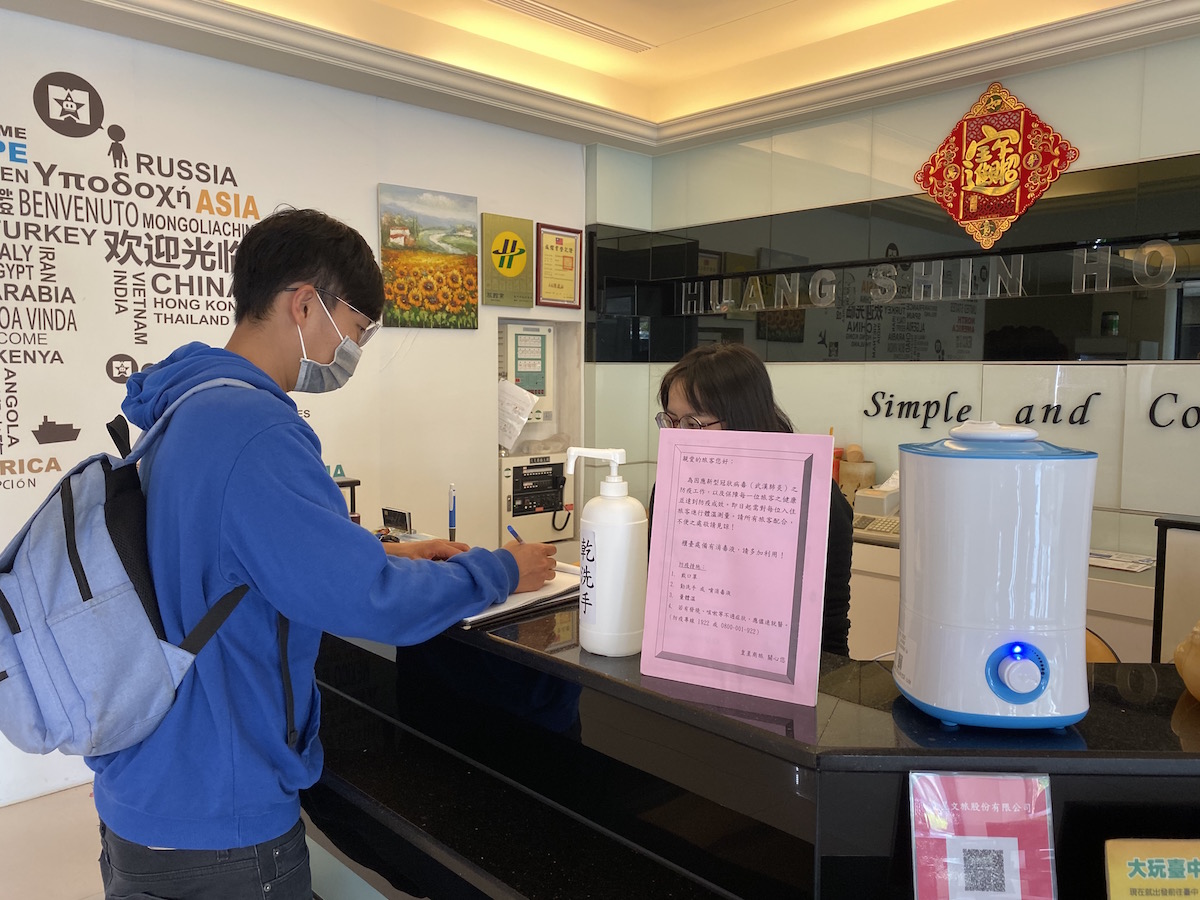 台中市政府觀旅局配發口罩給全市510家旅宿業者。 圖：台中市觀旅局／提供