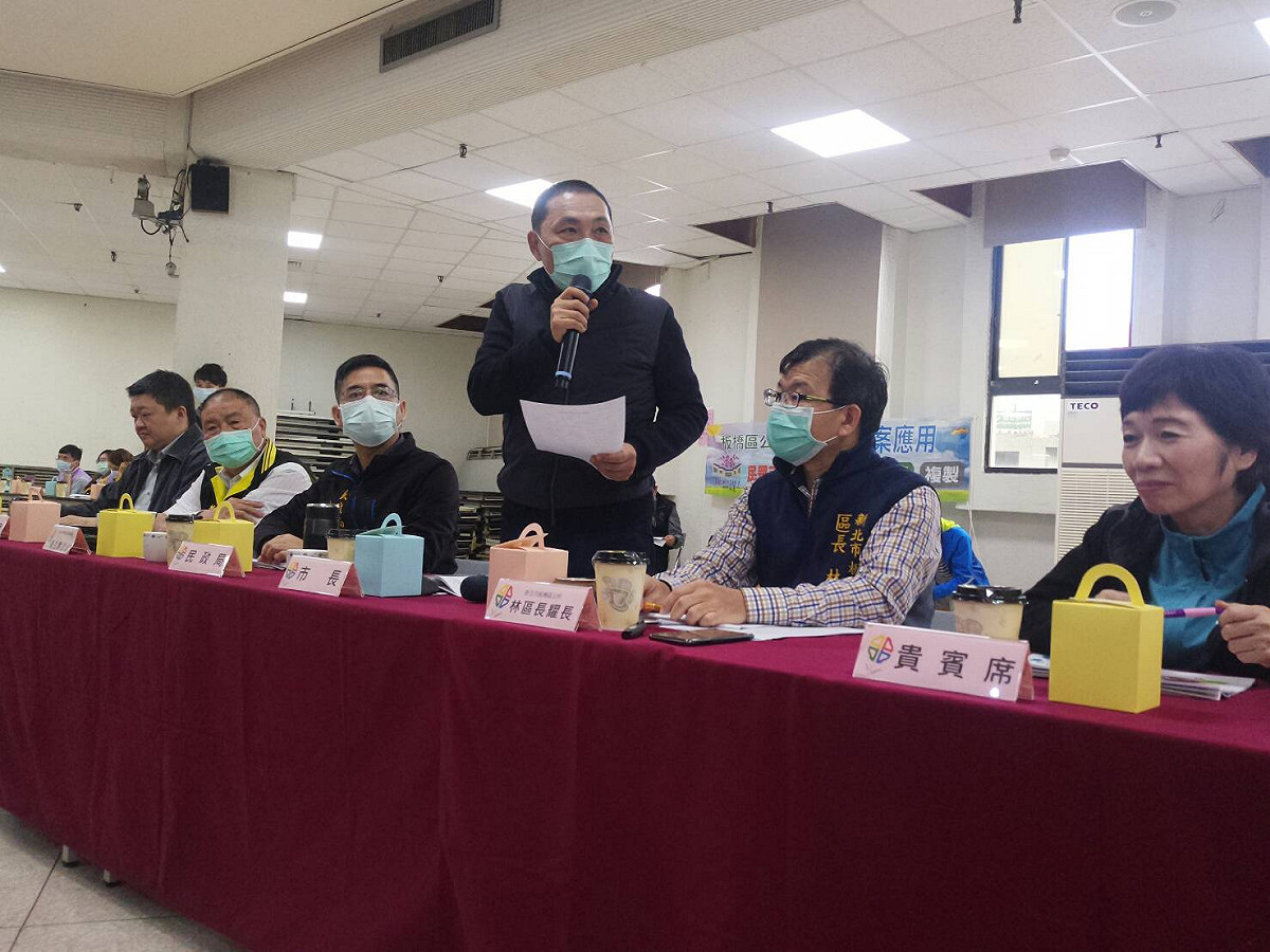新北市長侯友宜今天持續與板橋126位里長分別於下午及晚間辦理2 場座談會，接地氣作法受里長肯定。  圖：新北市民政局/提供