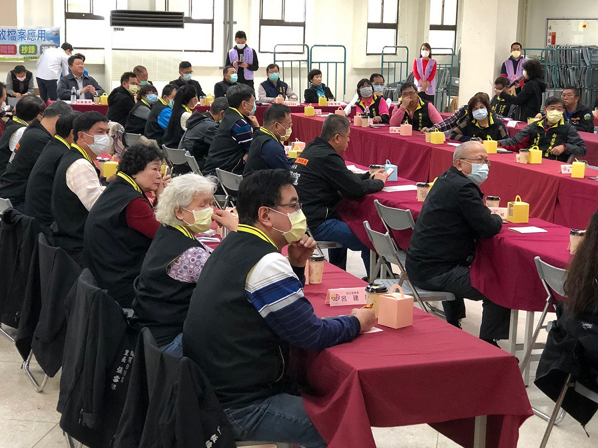 新北市府與板橋126位里長今天連辦2場座談會，與會人士幾乎都戴口罩。 圖：新北市民政局/提供