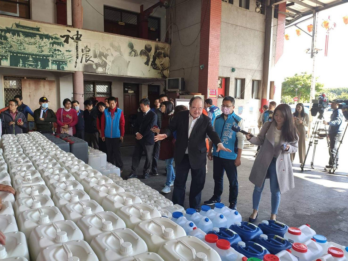 先嗇宮捐贈2000公斤洗手乳給三蘆地區38所學校，以及6000公升次氯酸水給三重地區高中、國中、國小。 圖：先嗇宮/提供