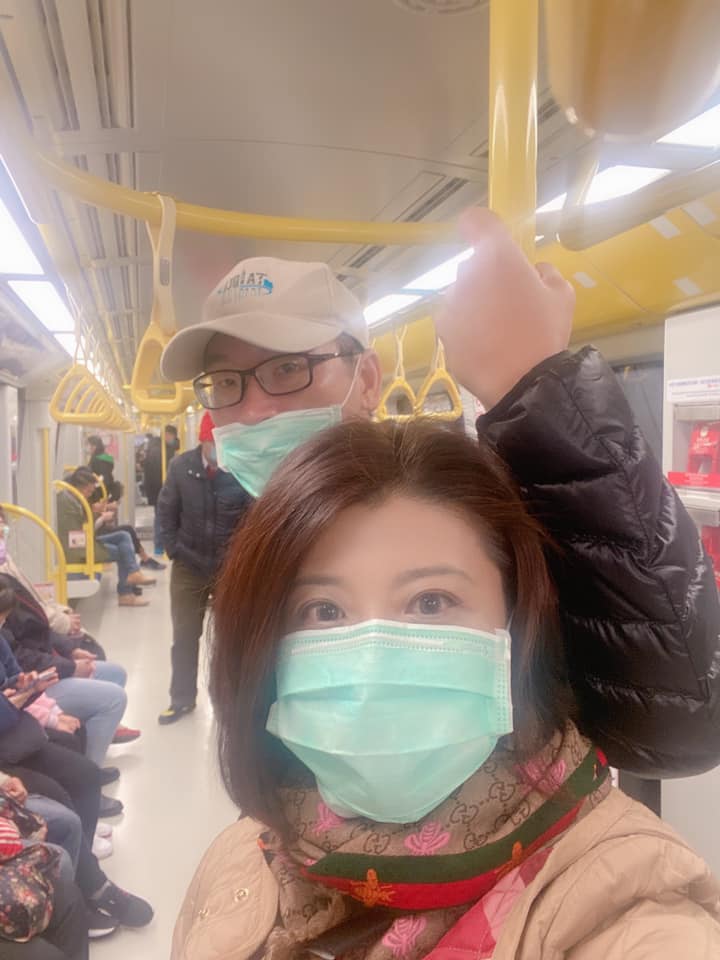 民進黨新科立委林楚茵與民進黨議員梁文傑夫婦1/29在捷運拍攝的戴口罩合照，近日於網路流傳，引發爭議。 圖：擷自「真相調查委員會」臉書粉專