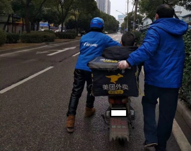 中國一名外送員協助家屬陪同胃病病人送醫，但該位病人卻被確診感染上武漢肺炎，家人得知消息後，心急想告知好心的外送員。 圖：翻攝自微信