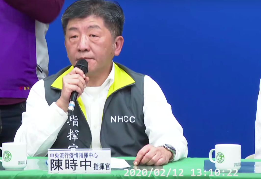 中央流行疫情指揮中心指揮官陳時中今（12）日宣布，撤回昨（11）日陸委會宣布的陸配子女有條件來台措施。 圖：擷取自疾管署直播畫面
